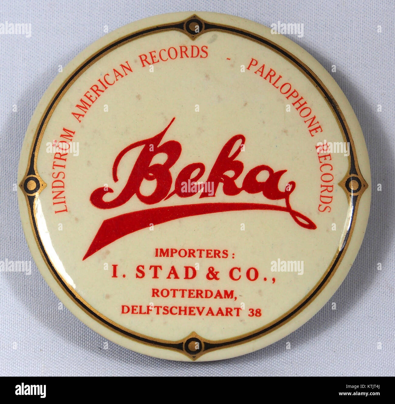 Cela fait référence à une publicité mettant en vedette Beka Parlophone Records, un label musical important, avec une photo promotionnelle prise à Delftschevaart 38. L'image représente un morceau important de l'histoire de la musique, montrant l'influence de la maison de disques à son époque. Banque D'Images