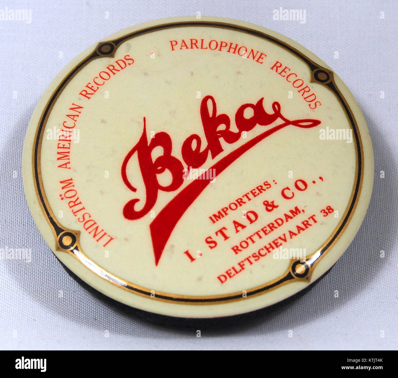 Cette image montre une publicité pour Parlophone Records, situé à Delftschevaart 38, mettant en évidence l'industrie musicale et les liens culturels au milieu du XXe siècle. Banque D'Images