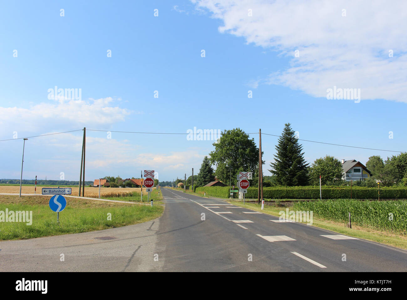 Bahnuebergang Weitersfeld a. d. mur fait référence à un passage à niveau de Weitersfeld, situé sur la rivière mur en Autriche. La traversée est un point de transport important dans la région. Banque D'Images