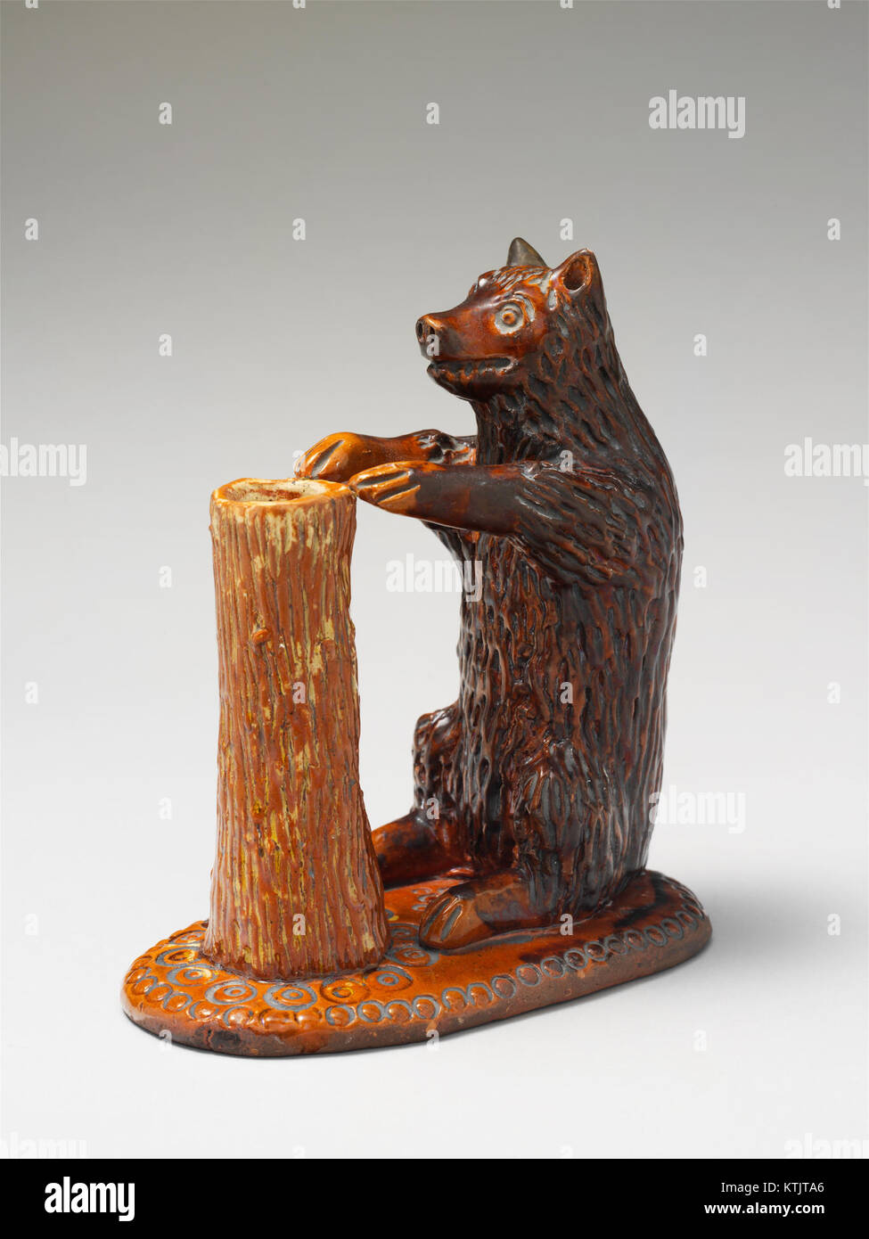 Cette figure d'ours et porte-déversement, logée au Metropolitan Museum of Art, est un objet fonctionnel décoratif d'une période antérieure. Il combine l'art avec une utilisation pratique, servant probablement à la fois de pièce de décor et d'élément fonctionnel. Banque D'Images
