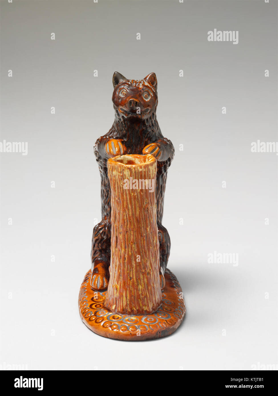 Figure d'ours en céramique et porte-éclaboussures datant d'environ 1850, attribuée à Parker Pottery. Cette pièce en faïence comporte des rouges avec décoration glissante, mesurant 6 pouces de hauteur. Il fait partie de la collection American Decorative Arts du Metropolitan Museum of Art. Banque D'Images