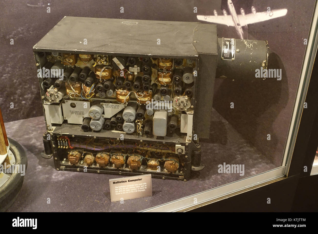 L'ordinateur balistique pour le radar de visée APG 25, qui fait partie du système radar APQ 35, est une technologie militaire clé utilisée pour le ciblage. Il est conservé au National Electronics Museum. Banque D'Images