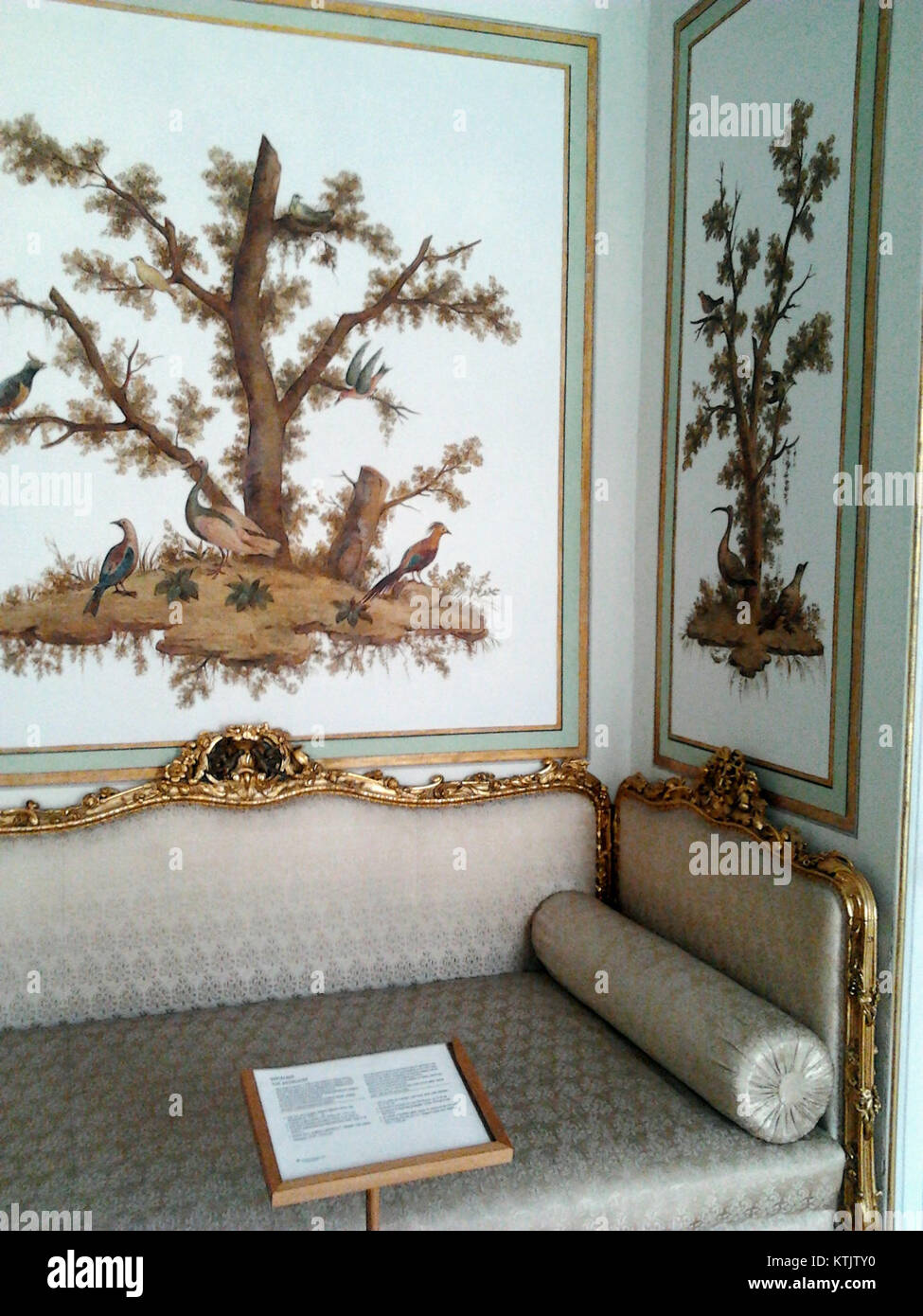 Une chambre dans la Maison Blanche à Varsovie, reflétant le design et le contexte historique du bâtiment. La chambre dispose d'un mobilier d'époque et d'un décor révélateur de l'époque. Banque D'Images Une chambre dans la Maison Blanche à Varsovie, reflétant le design et le contexte historique du bâtiment. La chambre dispose d'un mobilier d'époque et d'un décor révélateur de l'époque. Banque D'Images