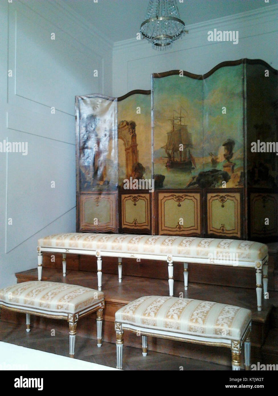 La salle de bal du Palace on the Water à Varsovie, en Pologne, est une merveille architecturale et un monument historique. L'image met en évidence son design grandiose et son importance culturelle dans le contexte du patrimoine royal polonais. Banque D'Images