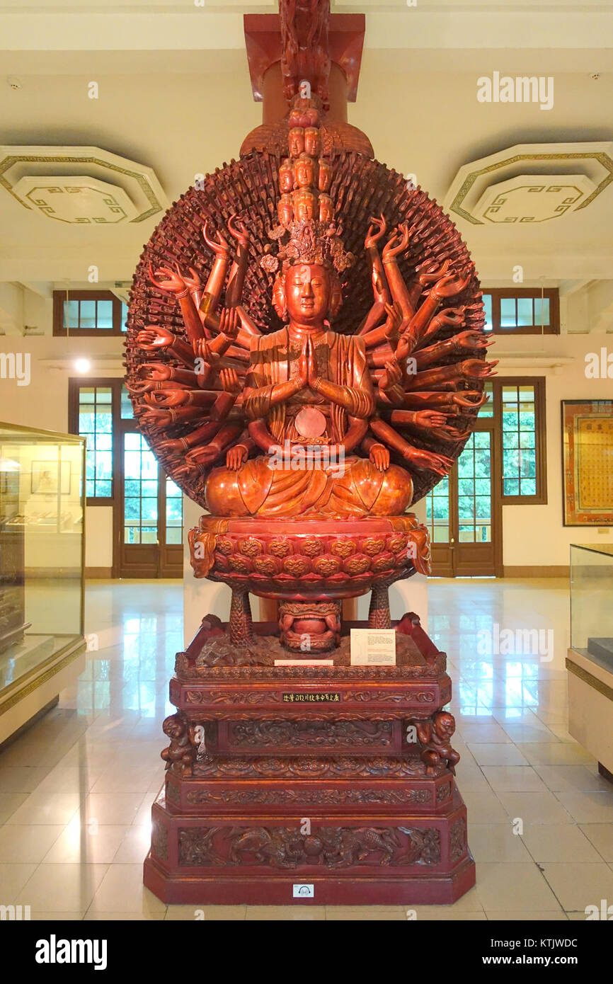Cette sculpture d'Avalokitesvara (Kuan Yin) avec de nombreux yeux et bras, réalisée par le sculpteur Truong, a été créée en 1656 après JC. La pièce, située à la pagode but Thap dans la province de bac Ninh, au Vietnam, est faite de bois cramoisi et doré et est conservée au Musée national d'histoire vietnamienne à Hanoi. Banque D'Images