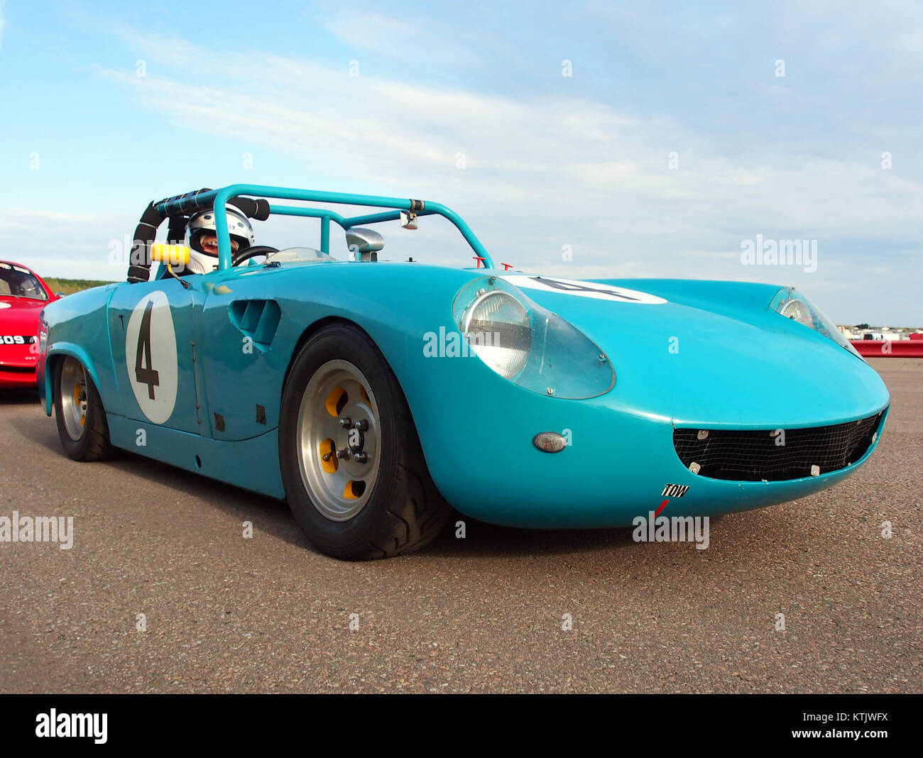 Austin Healey Sprite MKII, numéro 4, en course à Zandvoort. Cette voiture de sport britannique classique est connue pour ses performances agiles sur les circuits de course, Zandvoort étant l'un des sites populaires pour les sports mécaniques. Banque D'Images