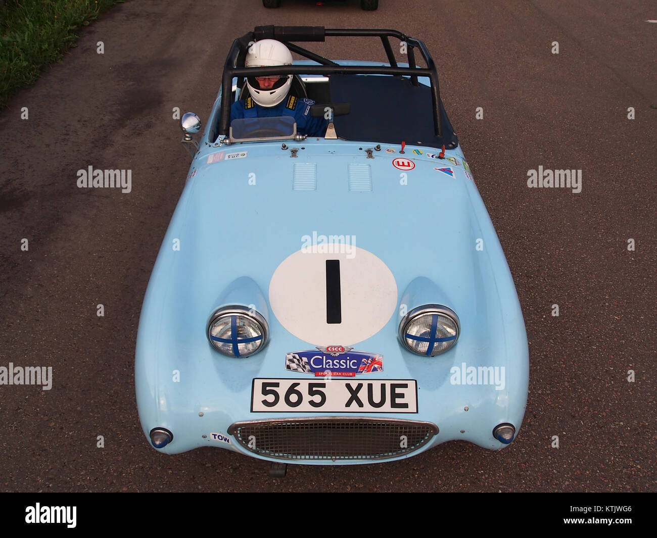 L'image montre une Austin Healey Sprite Frogeye à Zandvoort, une voiture de sport vintage qui court sur le célèbre circuit néerlandais de Zandvoort. Banque D'Images