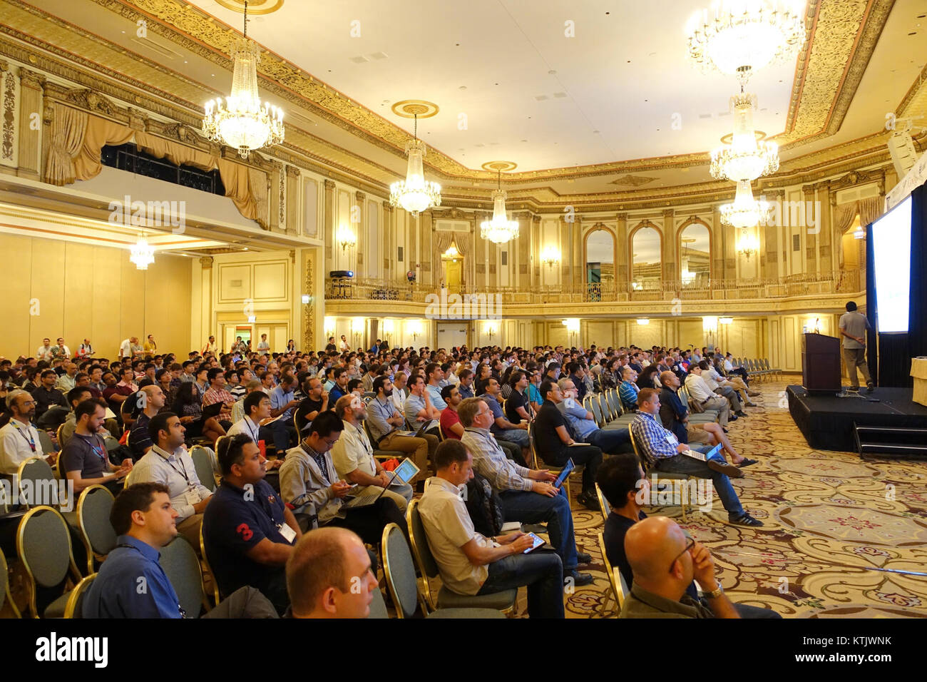 Cette photographie montre la grande salle de bal de l'hôtel Palmer House Hilton à Chicago, Illinois, soulignant son élégance architecturale et comme lieu d'événements dans la ville. Banque D'Images