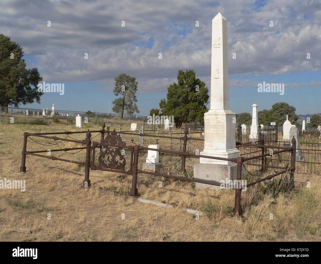 Une photographie du marqueur maçonnique au cimetière Austin Nevada, mettant en évidence l'emblème et l'inscription. Banque D'Images