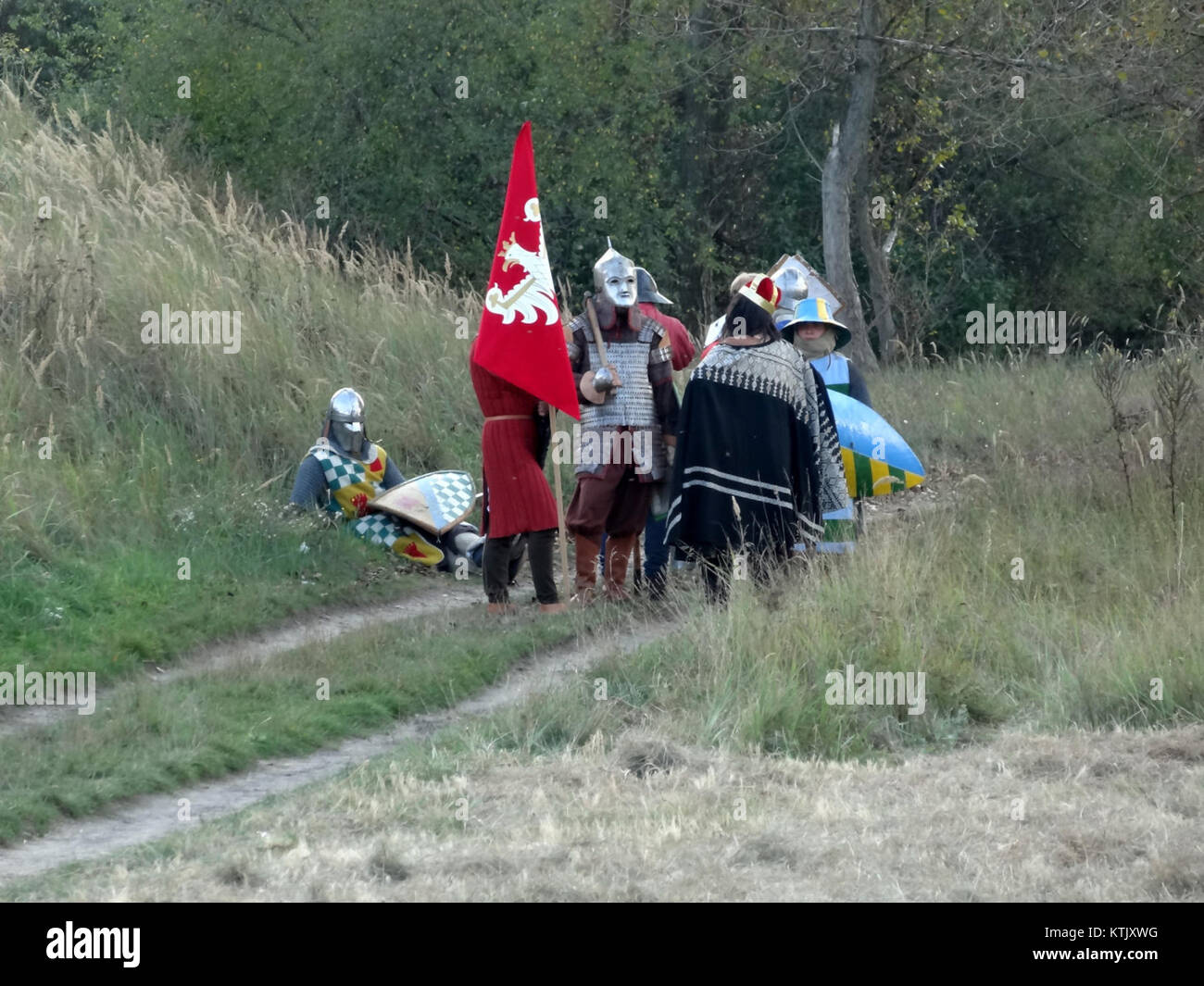 L'image représente une reconstitution artistique ou historique (inscenizacja) tenue à Wyszogrod, Pologne, le 2 septembre 2014. L'événement visait probablement à préserver ou à mettre en valeur l'importance culturelle et historique de la région par des performances illustrant l'histoire et les traditions locales. Banque D'Images
