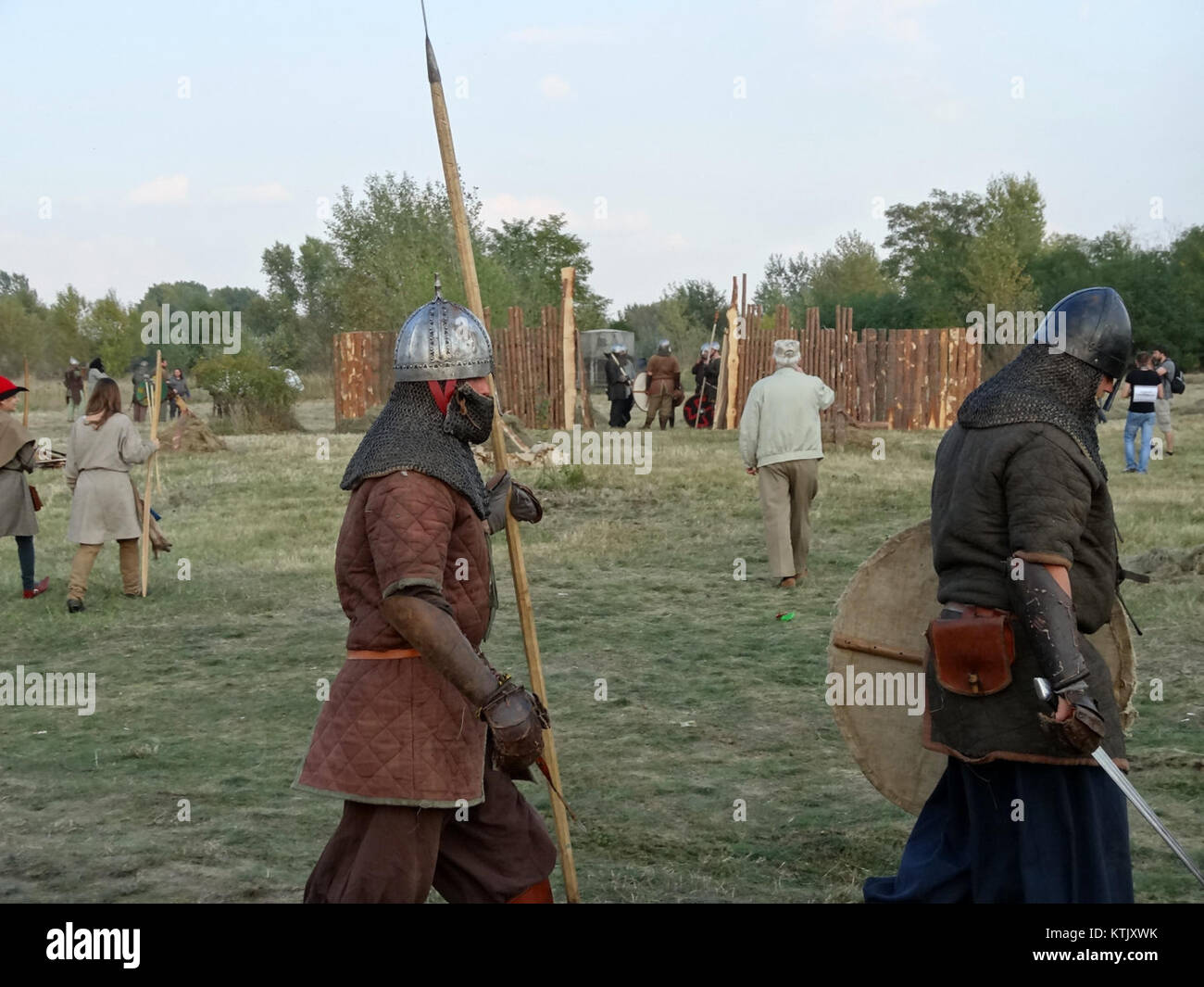 Cette image montre l'ensemble d'une production ou reconstitution en plein air tenue à Wyszogrod, en Pologne, le 4 septembre 2014. Il représente probablement une scène d'un événement historique ou culturel. Banque D'Images