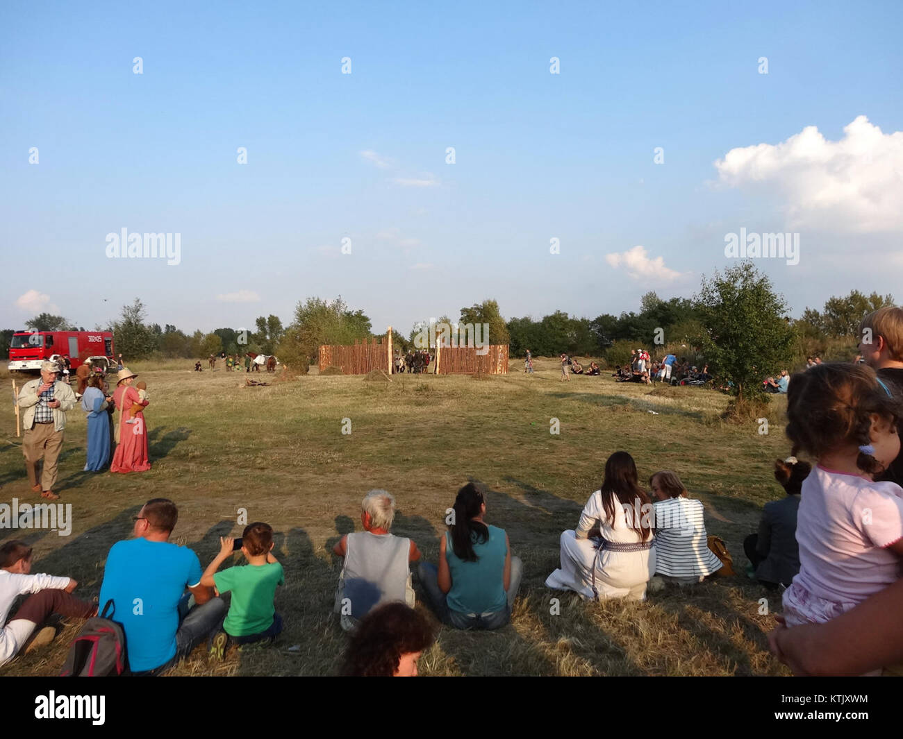 Cette image capture une scène de la reconstitution de 2014 au pont Wyszogrod, mettant en valeur un moment historique de l'histoire polonaise. L'événement visait à commémorer un événement culturel et historique important de la région. Banque D'Images