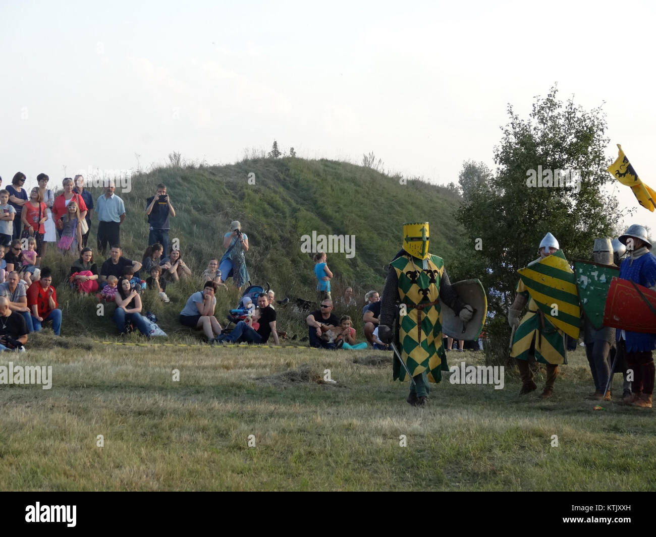 Cette image représente une scène d'une performance en plein air à Wyszogrod, en Pologne, tenue en septembre 2014. La production met en valeur l'histoire et les traditions locales, avec des acteurs et des décors recréant des événements importants ou des thèmes culturels du passé de la région. Banque D'Images