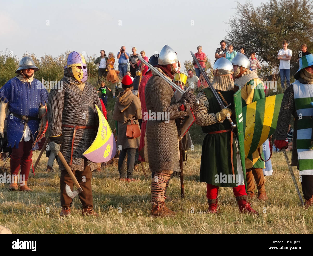 Cette image montre le bâtiment de Wyszogrod lors d'un événement de reconstitution en septembre 2014, soulignant l'architecture historique et l'importance culturelle du site. Banque D'Images