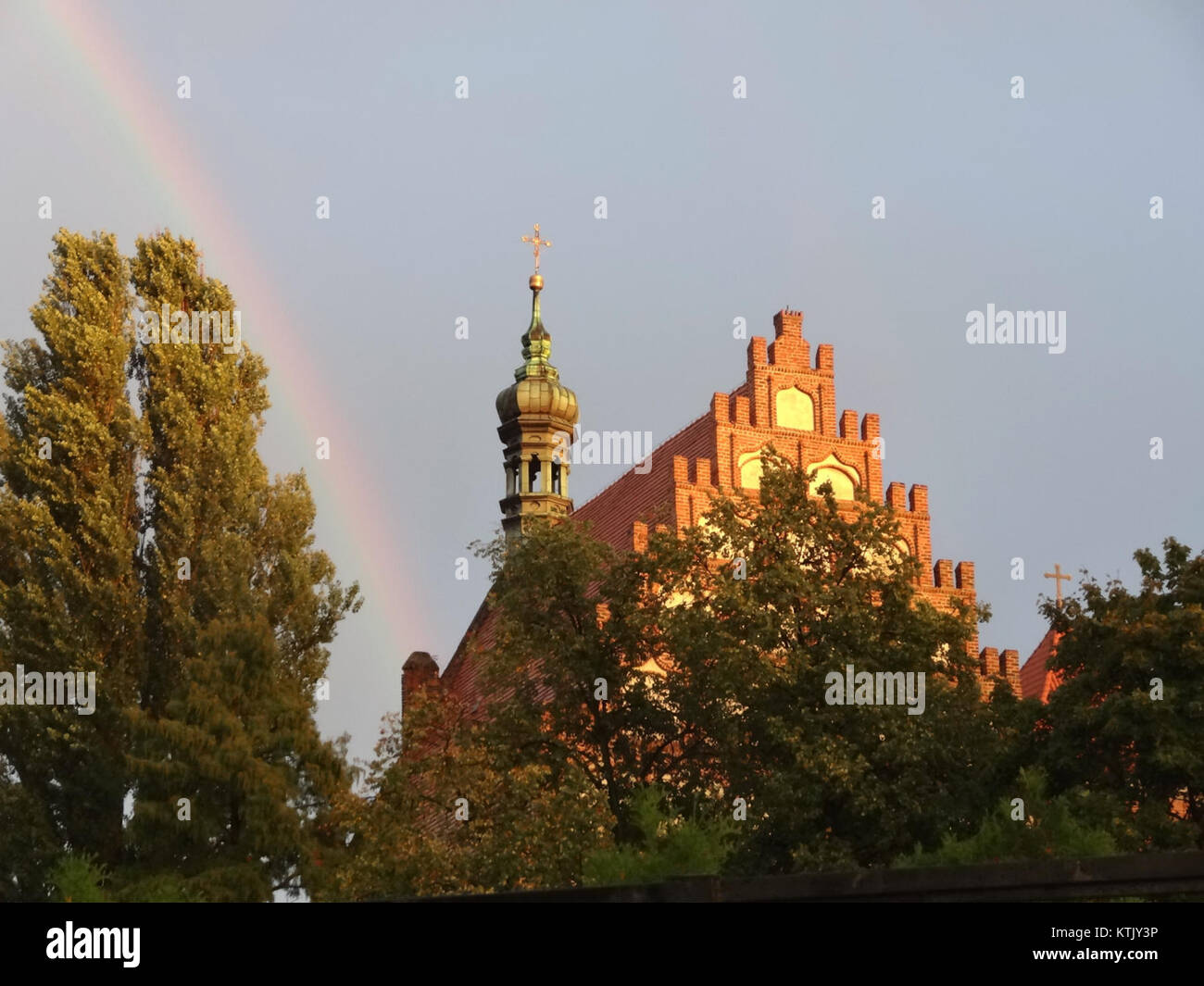 'BDG katedra Rainbow 2 09 2014' fait référence à une image capturant un arc-en-ciel au-dessus de la cathédrale de Saint Pierre et de Monsieur Paul à Berdychiv, Ukraine, prise en septembre 2014. La photographie met en valeur la beauté architecturale de la cathédrale complétée par un arc-en-ciel vibrant. Banque D'Images