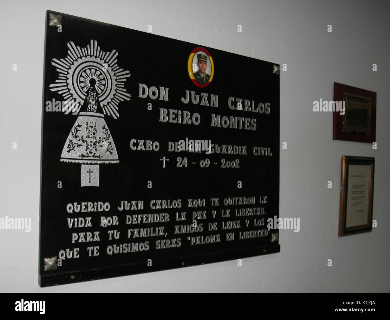 Les plaques Beiro Montes sont des artefacts gravés en pierre du néolithique tardif et de l'âge du cuivre (3000–2500 av. J.-C.) trouvés dans la péninsule ibérique. Ces plaques présentent des formes et des motifs variés, suggérant des fonctions et des significations variées qui ont évolué au fil du temps, reflétant les identités régionales et locales des groupes. Banque D'Images