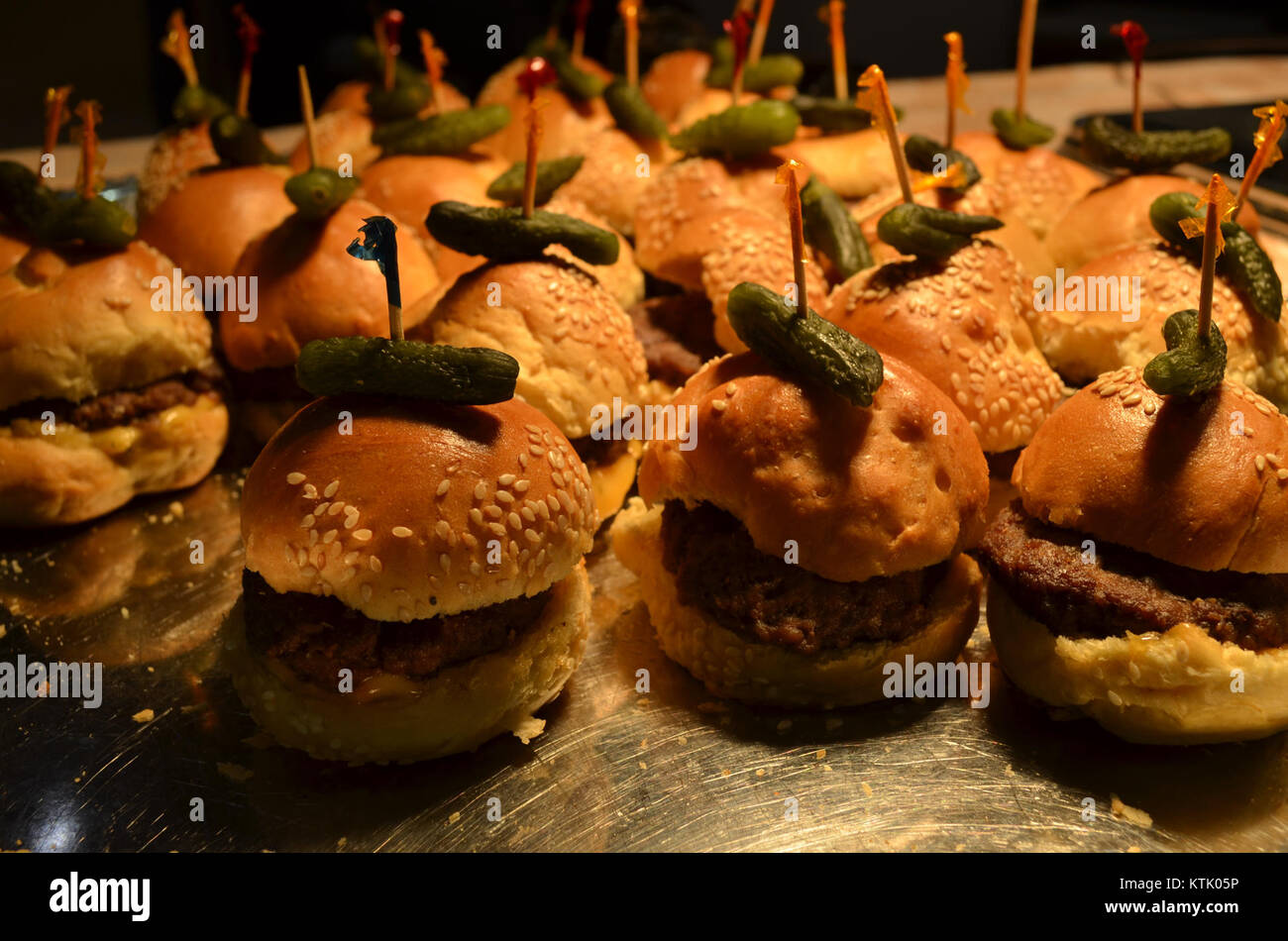 Les mini burgers de bœuf sont de petites versions des hamburgers traditionnels, souvent servis comme hors-d'œuvre ou en-cas. Ces hamburgers comportent généralement des galettes de bœuf haché assaisonnées, cuites à la cuisson souhaitée, et sont généralement associées à diverses garnitures telles que laitue, tomate et fromage. Les mini hamburgers offrent une alternative compacte et savoureuse aux hamburgers de taille normale, populaires dans les restaurants et les restaurants décontractés. Banque D'Images Les mini burgers de bœuf sont de petites versions des hamburgers traditionnels, souvent servis comme hors-d'œuvre ou en-cas. Ces hamburgers comportent généralement des galettes de bœuf haché assaisonnées, cuites à la cuisson souhaitée, et sont généralement associées à diverses garnitures telles que laitue, tomate et fromage. Les mini hamburgers offrent une alternative compacte et savoureuse aux hamburgers de taille normale, populaires dans les restaurants et les restaurants décontractés. Banque D'Images