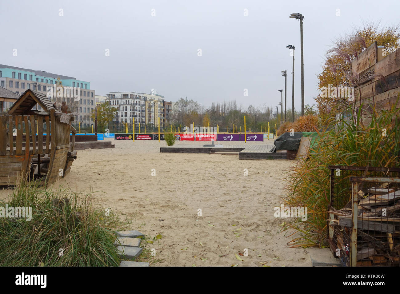 Une photographie de Beach Mitte à Berlin, Allemagne, mettant en valeur l'environnement de la plage avec des gens qui aiment les activités de plein air. La scène capture la plage de sable, la toile de fond urbaine et l'atmosphère récréative de cet endroit populaire. Banque D'Images
