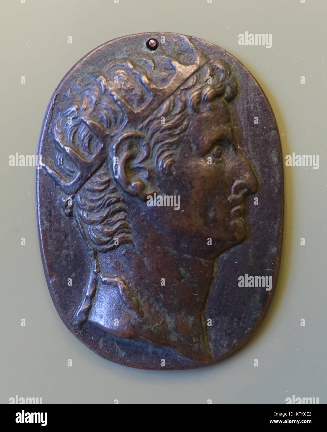 La statue d'Auguste, en bronze, est conservée au musée Bode à Berlin. Cette œuvre, représentant le premier empereur romain, est un exemple significatif de sculpture romaine antique, mettant en évidence le rôle de Augustusâ€™ dans l'histoire romaine. Banque D'Images