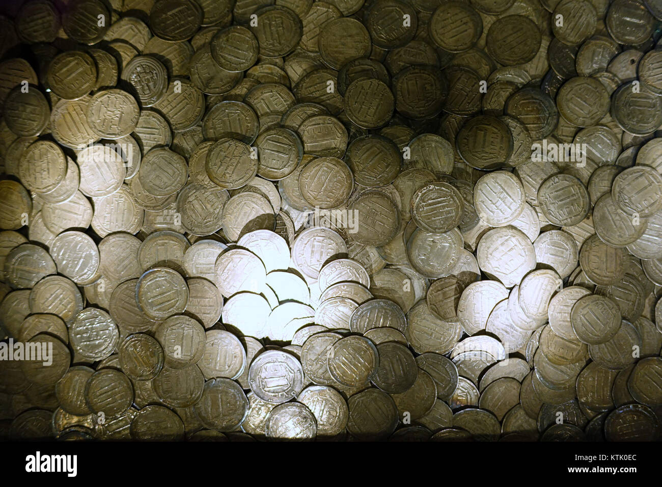 Un trésor d'environ 10 000 dirhams d'argent du VIIe au IXe siècle, découvert à Babylone et caché vers 820 après JC, actuellement hébergé dans le musée de Bode. Banque D'Images