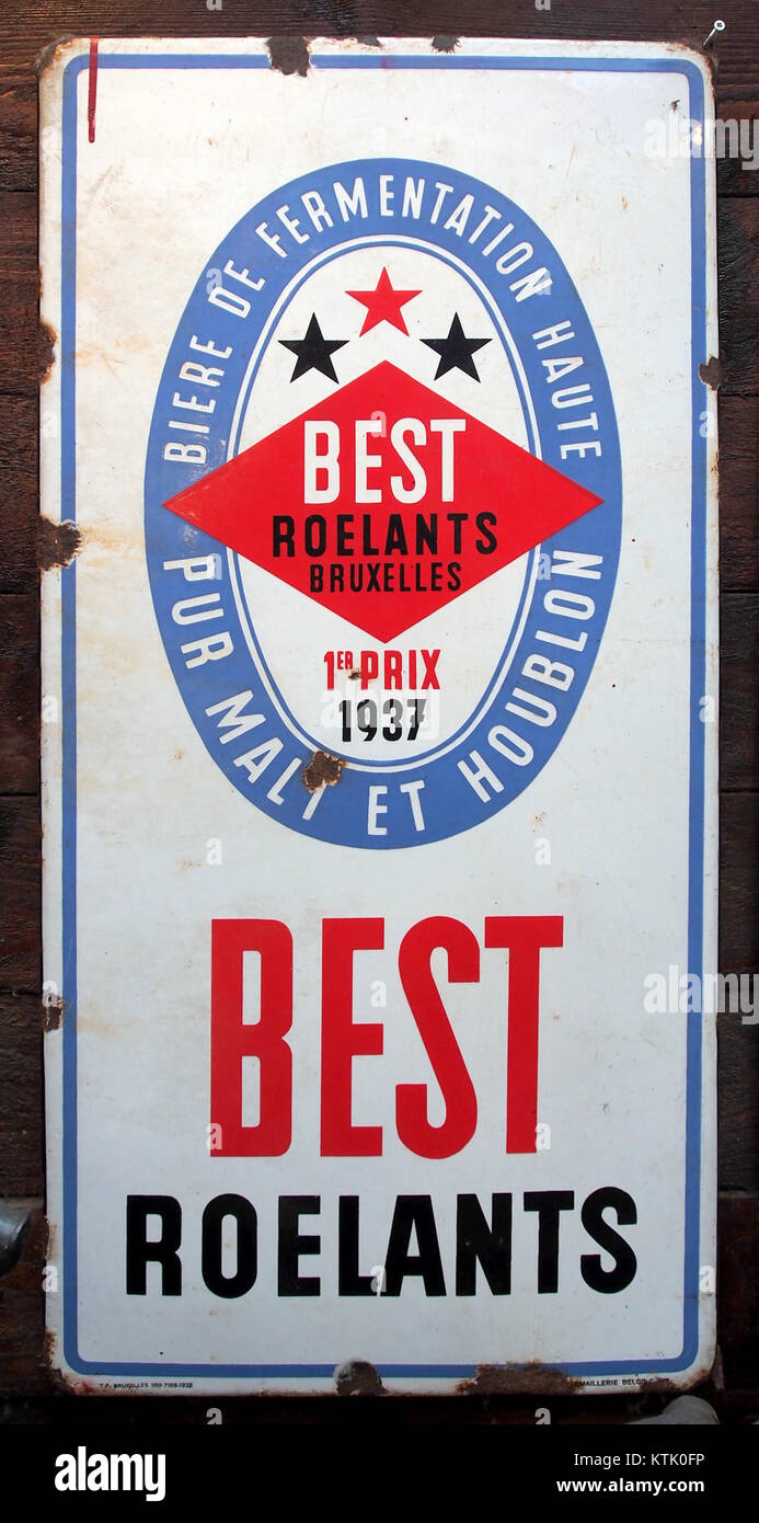 Un panneau publicitaire de bière en émail par Best Roelants, mettant en valeur l'artisanat publicitaire de bière vintage. Cette pièce de collection reflète l'histoire de la commercialisation de la bière au XXe siècle. Banque D'Images Un panneau publicitaire de bière en émail par Best Roelants, mettant en valeur l'artisanat publicitaire de bière vintage. Cette pièce de collection reflète l'histoire de la commercialisation de la bière au XXe siècle. Banque D'Images