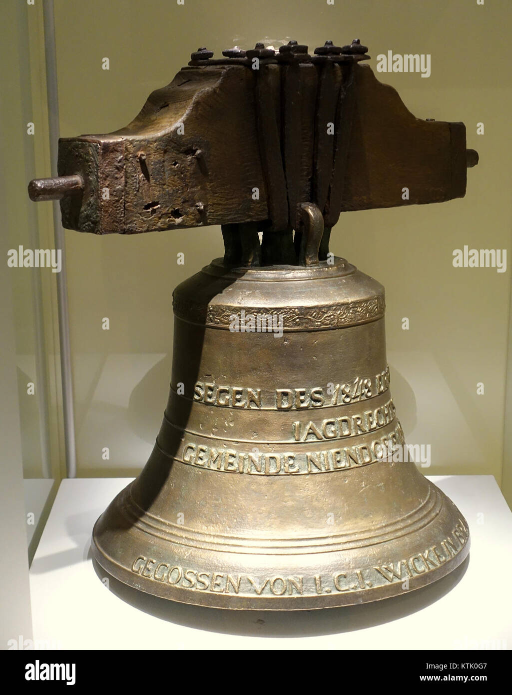 La cloche en bronze de Johann Carl Julius Wicke, portant l'inscription « Segen des 1848 errungenen Jagdrechts », date de 1851 et est conservée au Braunschweigisches Landesmuseum, commémorant la victoire des droits de chasse en 1848 à Niendorf. Banque D'Images