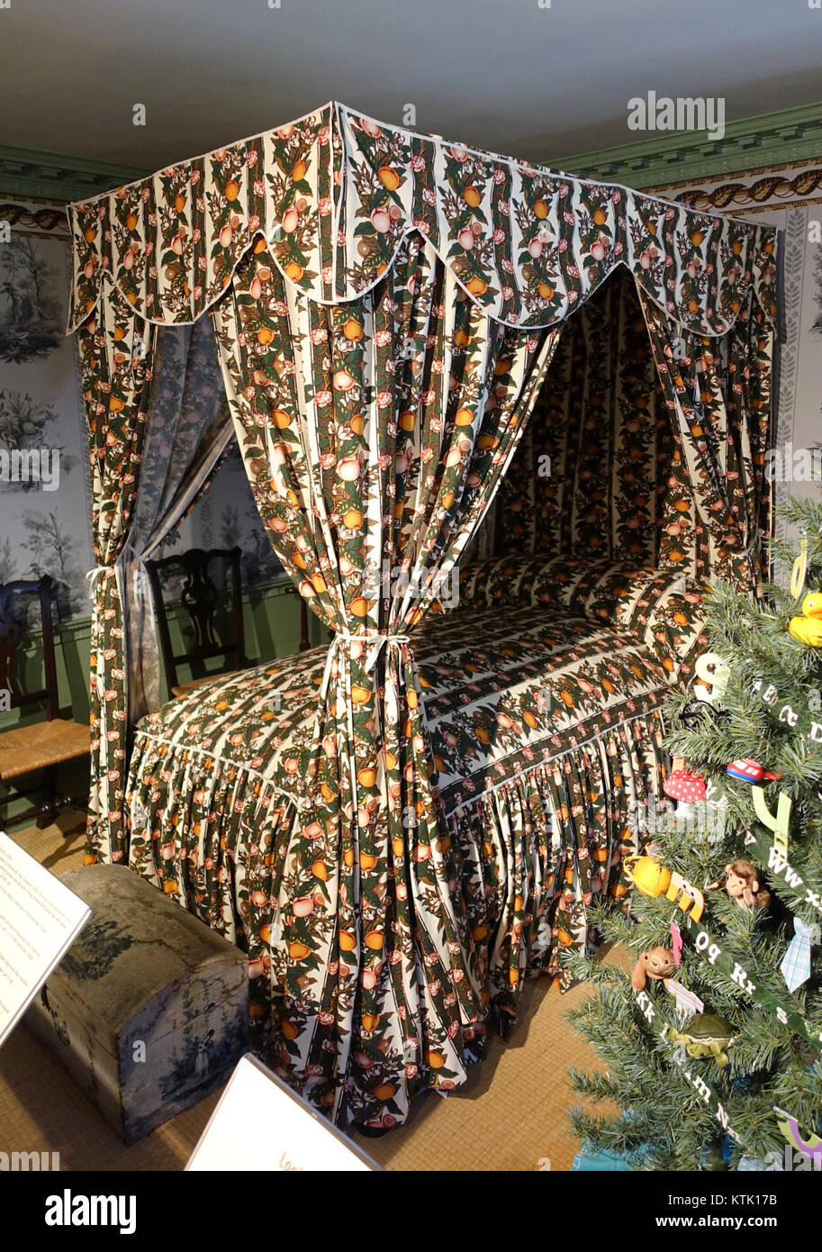 Ce sommier d'époque, fabriqué entre 1760 et 1780, présente de l'acajou, de l'érable et du bois de pin blanc. Il s'agit d'une reproduction exposée au Concord Museum dans le Massachusetts, reflétant l'artisanat américain du XVIIIe siècle. Banque D'Images