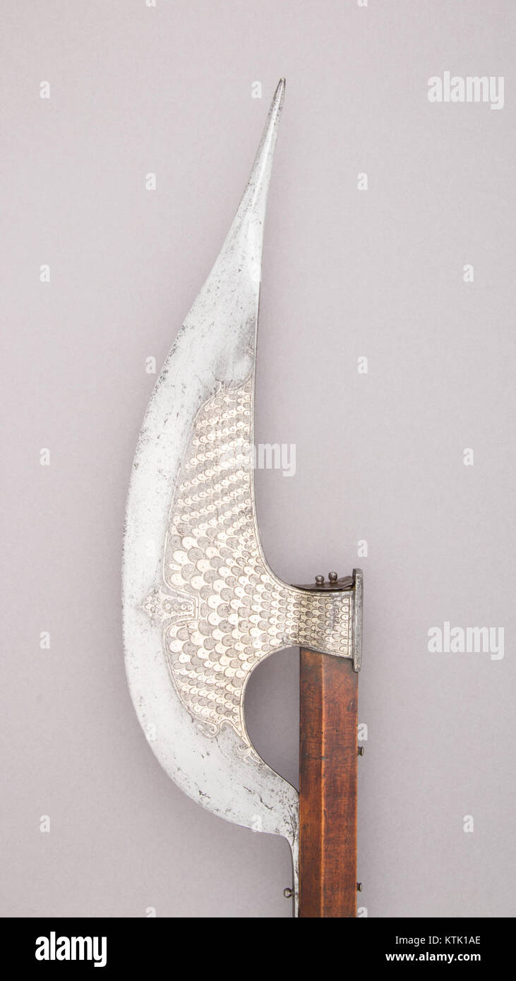 La hache Berdiche, qui fait partie de la collection MET, est une arme ancienne avec une forme de lame distinctive. Il représente l'armement historique et l'artisanat de son époque. Banque D'Images