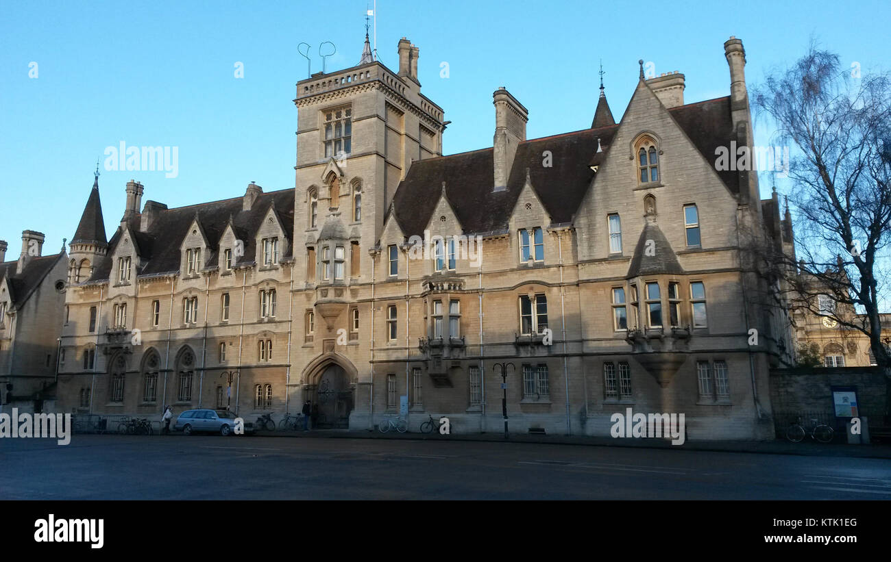 Balliol College, situé sur Broad Street à Oxford, en Angleterre, est l'un des plus anciens et prestigieux collèges de l'Université d'Oxford. Connue pour ses bâtiments historiques et ses traditions académiques, elle est une institution importante dans l'enseignement supérieur britannique. Banque D'Images
