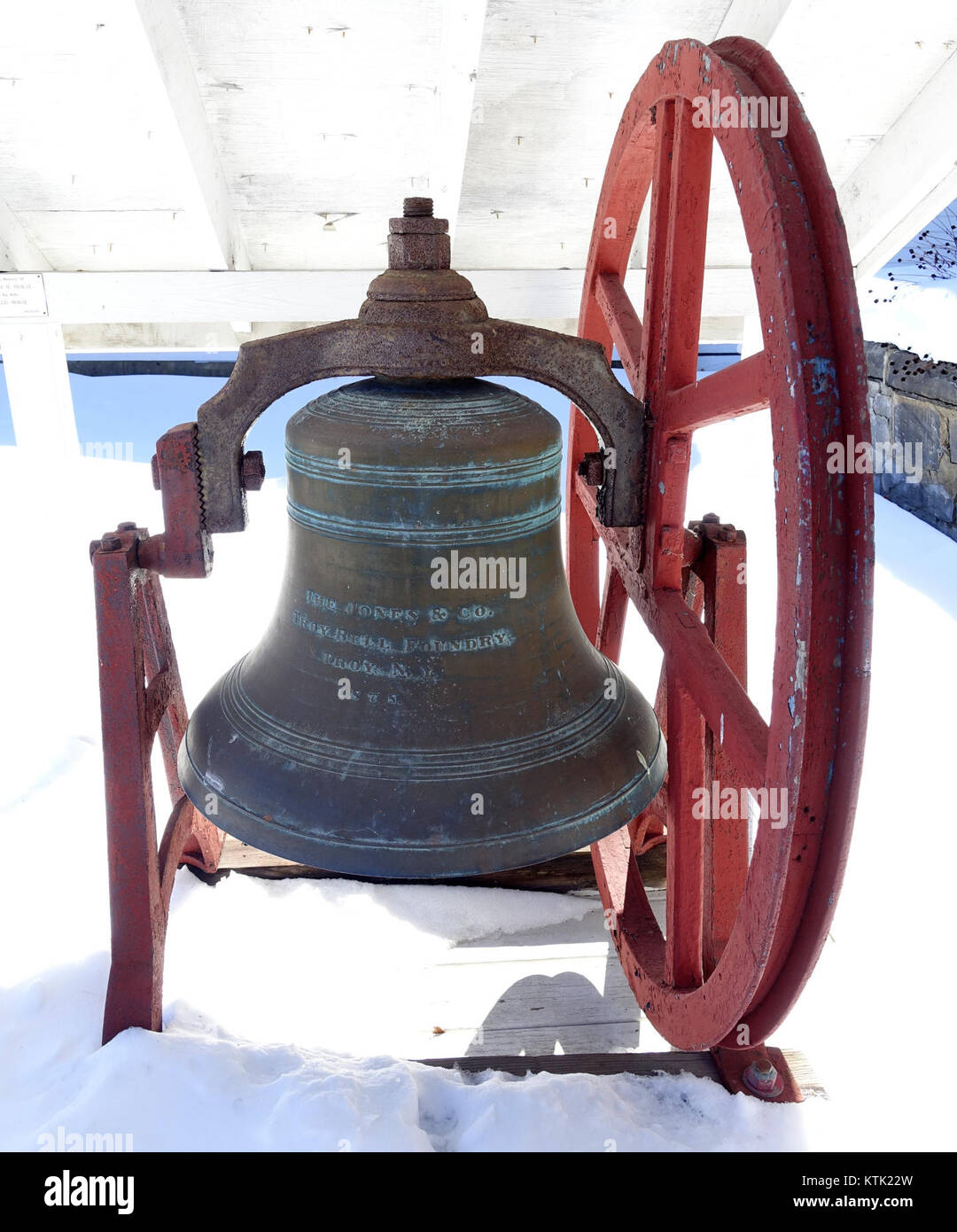 Cette cloche, produite par Jones & Co à la fonderie Troy Bell en 1878, représente un exemple significatif de l'artisanat industriel de la fin du XIXe siècle. Il a été coulé pour être utilisé à Bennington, Vermont. Banque D'Images