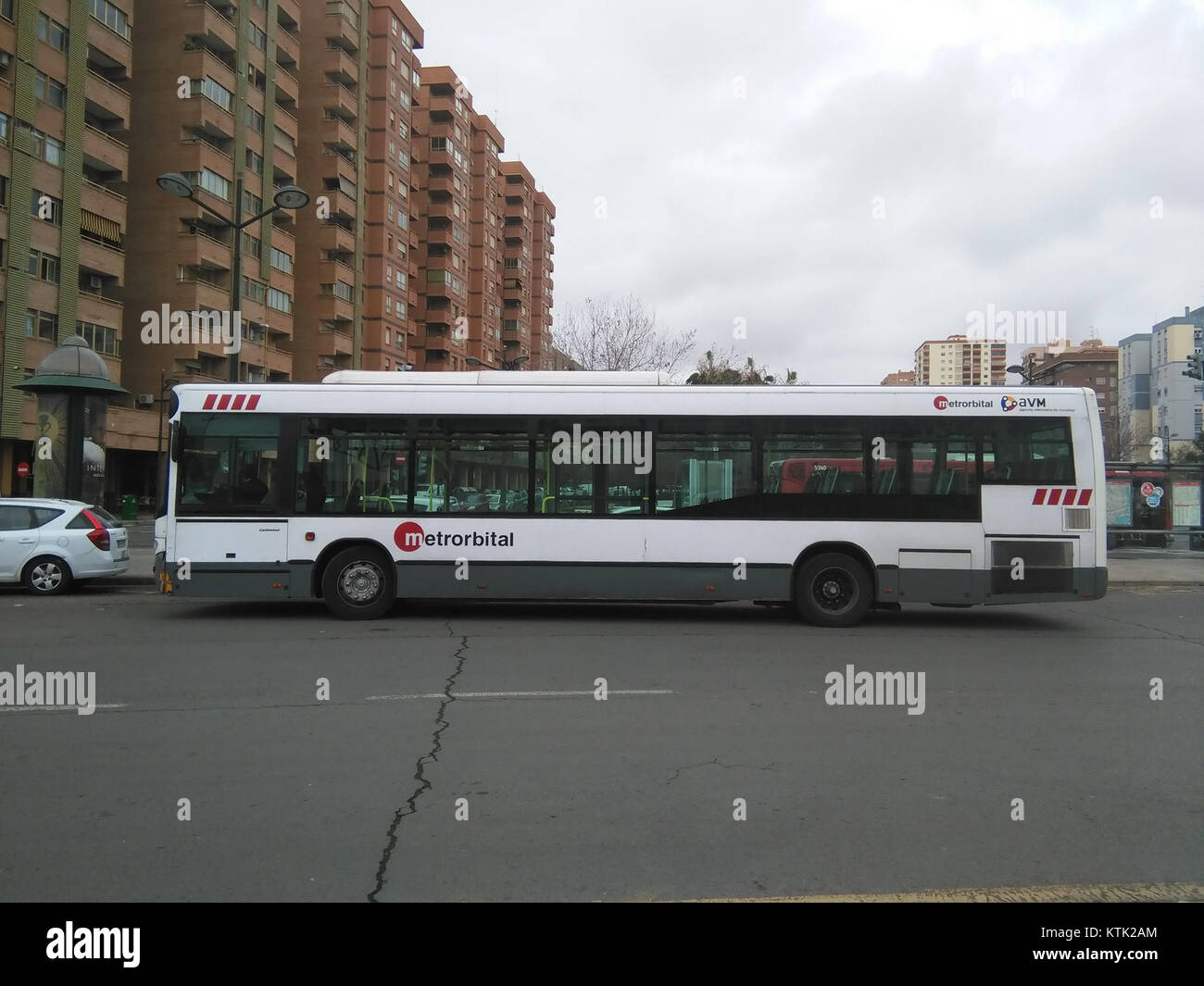 Cette image montre un bus Metrorbital à Valence, une ville en Espagne connue pour son système de transport en commun. Banque D'Images