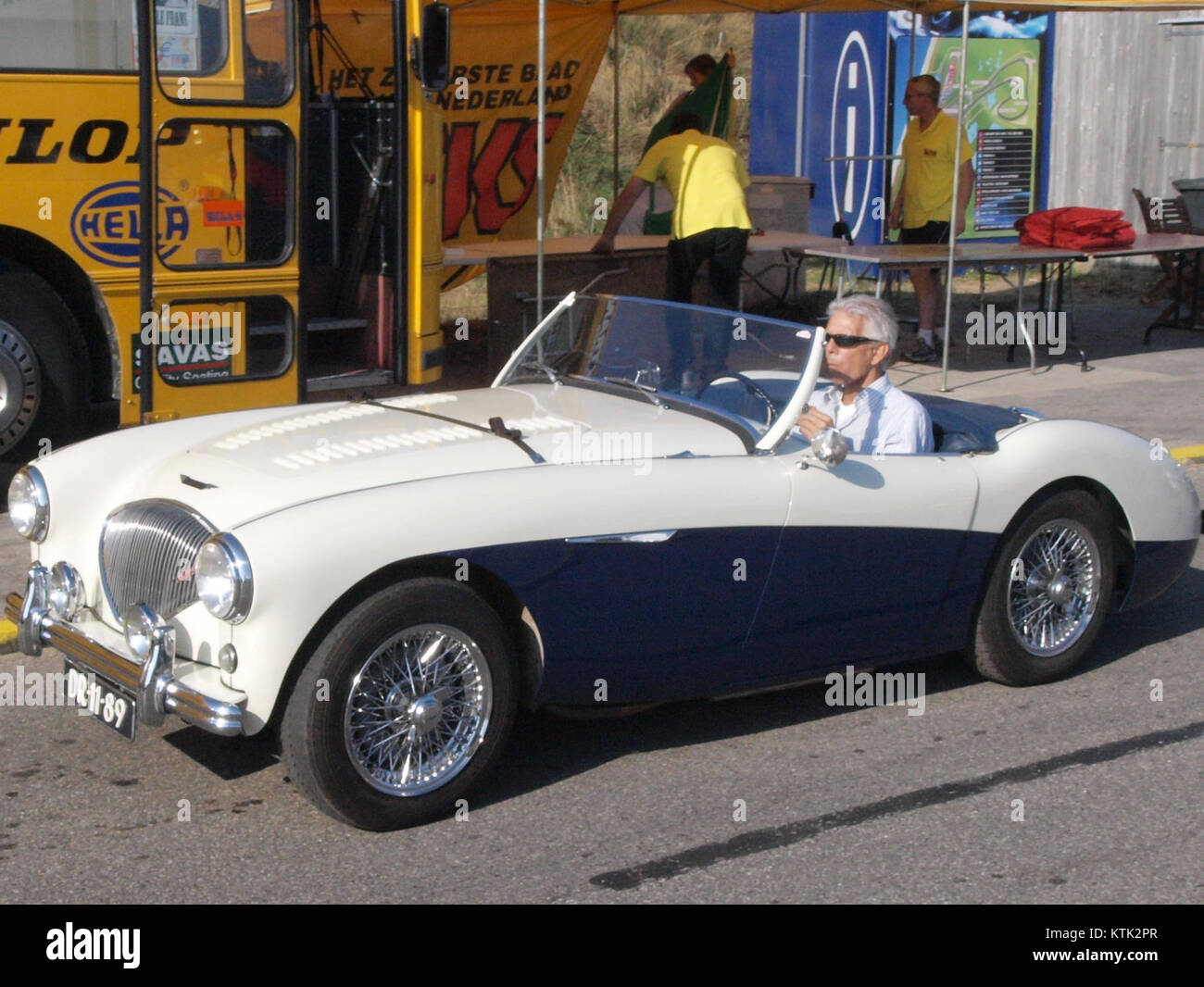 L'Austin Healey 100-4, une voiture de sport britannique classique, est représentée sur l'image avec la plaque d'immatriculation néerlandaise DR 11 89, représentant la conception et l'ingénierie automobile vintage. Banque D'Images
