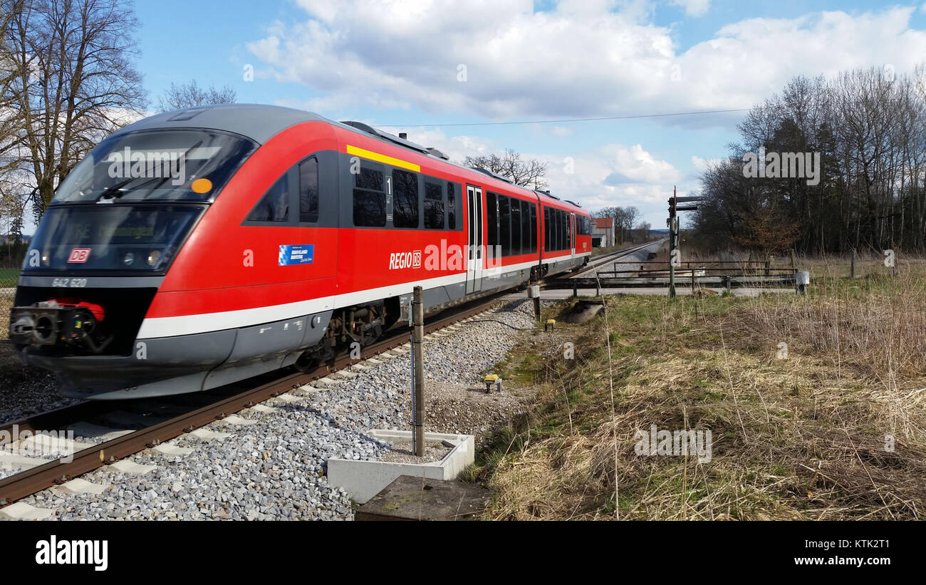 Cette image montre la voie ferrée entre Buchloe et Memmingen près d'Unterrammingen, en Allemagne. Il met en évidence l'infrastructure ferroviaire de cette région, qui fait partie du vaste réseau ferroviaire allemand. Banque D'Images