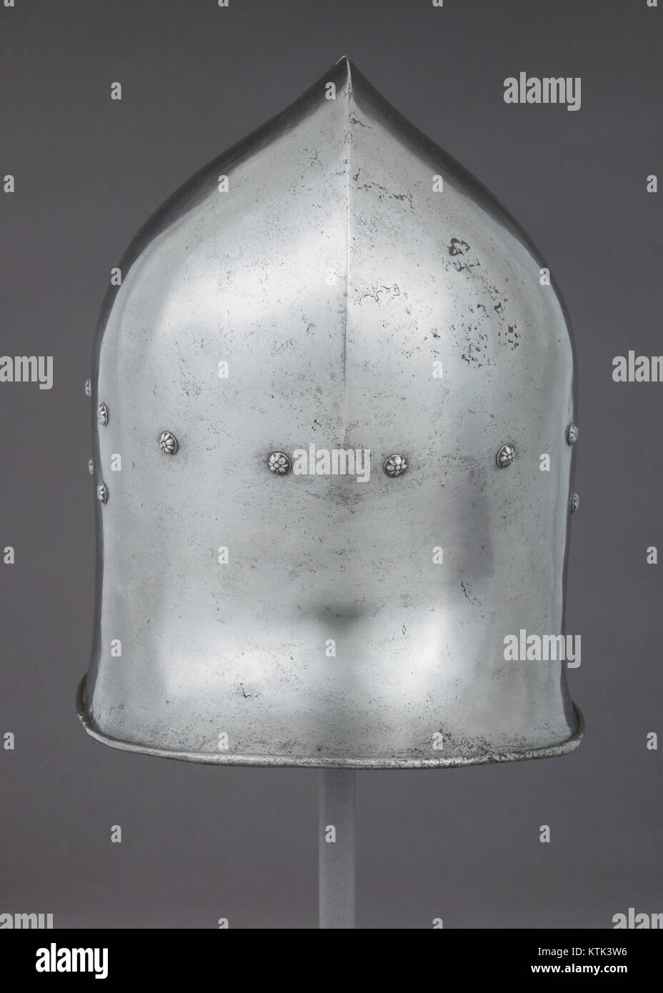 Le Barbute est un type de casque médiéval caractérisé par sa face ouverte et sa forme distinctive. Cet exemple spécifique est conservé dans la collection MET et date de la fin de la période médiévale. Banque D'Images