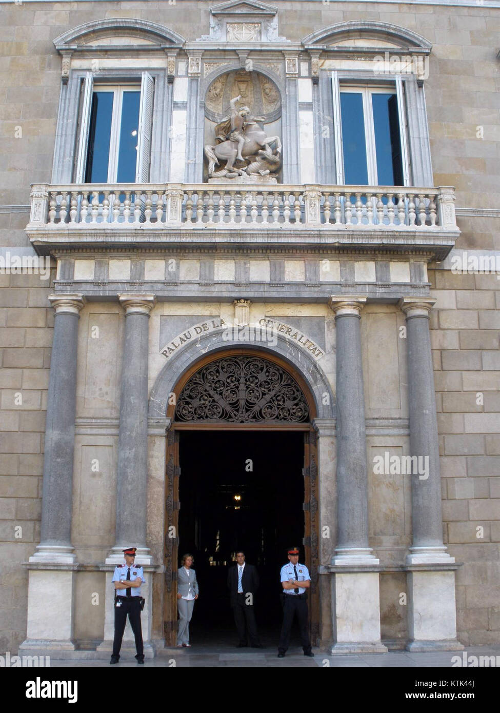 Le Palau de la Generalitat à Barcelone, en Espagne, est un bâtiment historique qui abrite le gouvernement de Catalogne. La structure est un exemple de l'architecture de la Renaissance catalane et a une importance politique et culturelle significative dans la région. Banque D'Images