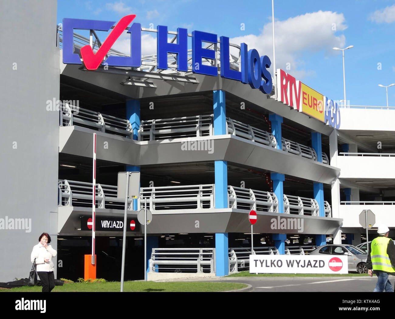 Une photographie du parking de la BDG GaleriaPomorska, prise en 2015. L'image montre la conception et la structure du stationnement dans le complexe commercial. Banque D'Images