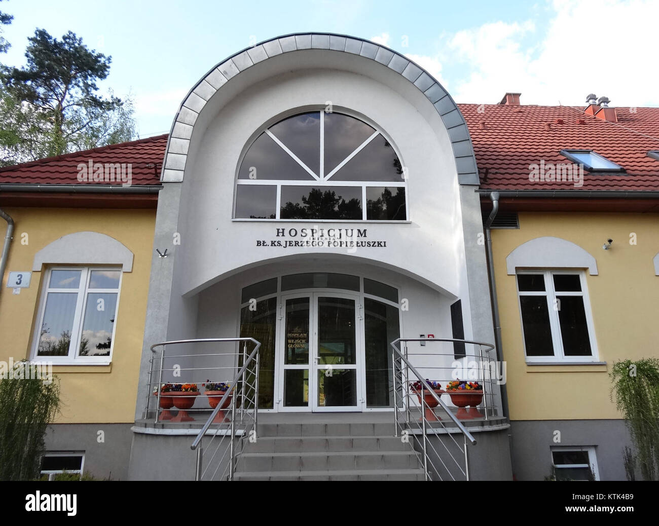 Hospicjum im Popieluszki, un centre de soins palliatifs situé en Pologne, fournit des soins spécialisés aux patients en phase terminale, offrant un soutien médical, émotionnel et spirituel. Banque D'Images Hospicjum im Popieluszki, un centre de soins palliatifs situé en Pologne, fournit des soins spécialisés aux patients en phase terminale, offrant un soutien médical, émotionnel et spirituel. Banque D'Images