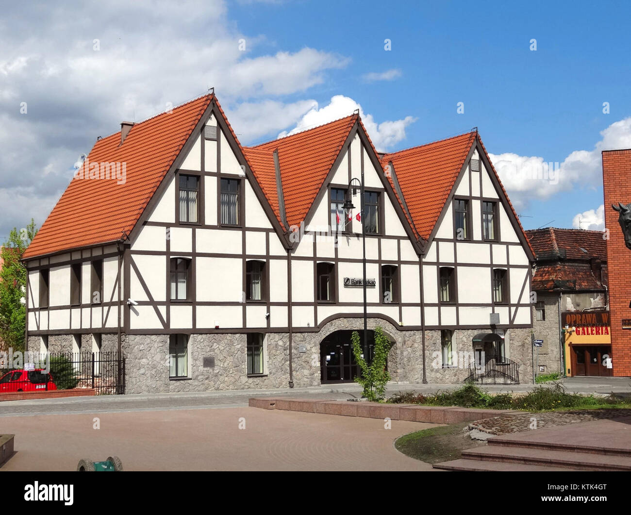 BDG Pekao 4, un bâtiment bancaire, fait partie d'une série de structures architecturales importantes dans la région, contribuant au paysage urbain et au développement économique de la région. Banque D'Images