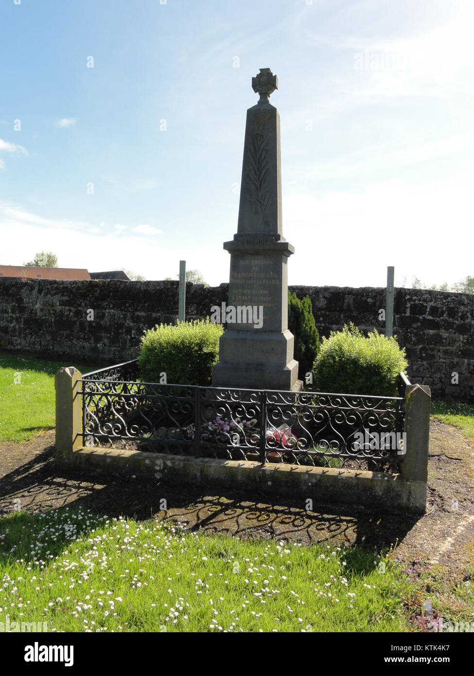 Le Monument aux morts de Barenton-cel commémore les soldats locaux morts lors de la guerre franco-prussienne, de la première Guerre mondiale et de la première Guerre mondiale I.conçu par le sculpteur Ãº Millet de Marcilly, il présente un pilier surmonté d'une croix et d'une paume, avec une statue en bronze d'une femme symbolisant la France tenant un drapeau. La base porte l'inscription : 'aux soldats du canton morts pour la patrie / 1870-1871 / 1914-1918 / 1939-1945'. Banque D'Images
