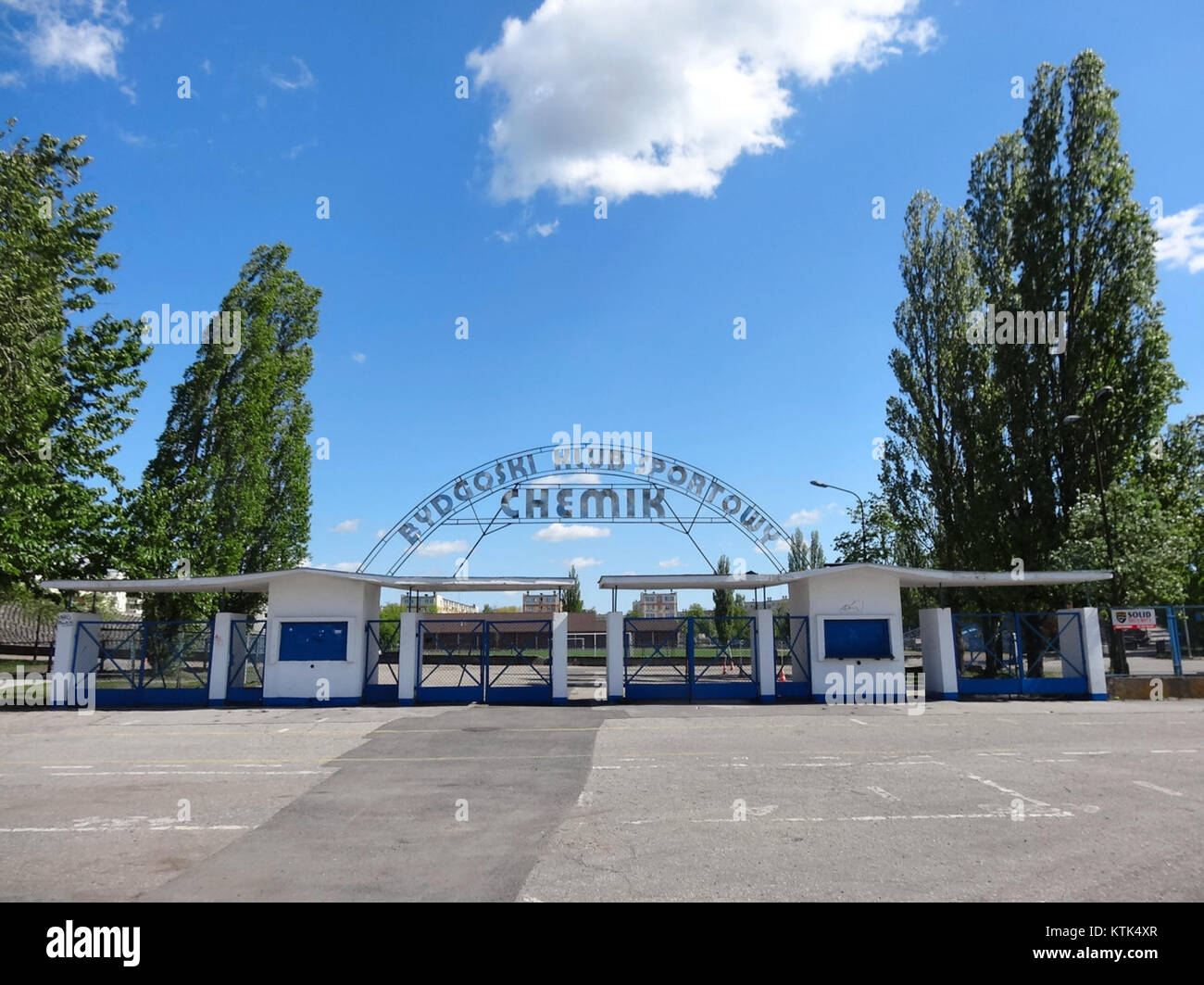 Une photographie prise en 2015 du stade BDG Chemik, soulignant sa conception architecturale et son importance en tant que lieu sportif. Banque D'Images