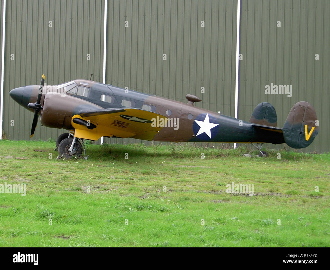 Un Beech C 45G Expeditor Aircraft, un avion de transport militaire utilisé par l'armée américaine, avec le numéro de série 22429. Ce modèle était une variante du Beechcraft 18, utilisé à diverses fins militaires. Banque D'Images