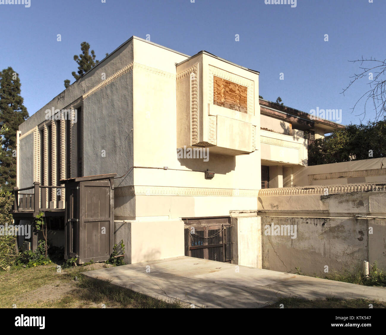 Le Barnsdall Park Arts Center, conçu par Frank Lloyd Wright, est un monument emblématique de Los Angeles. La photographie de mai 2015 montre la résidence A, un élément important du parc connu pour son innovation architecturale. Banque D'Images