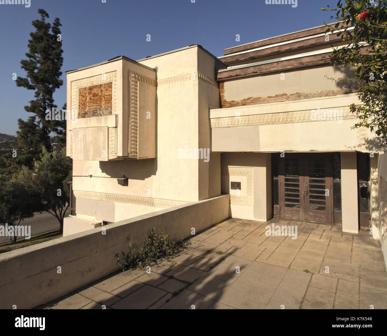 Photographie de l'entrée ouest du Barnsdall Park Arts Center, conçu par Frank Lloyd Wright, situé à Los Angeles. Ce bâtiment emblématique reflète le style architectural organique de Wright. Banque D'Images