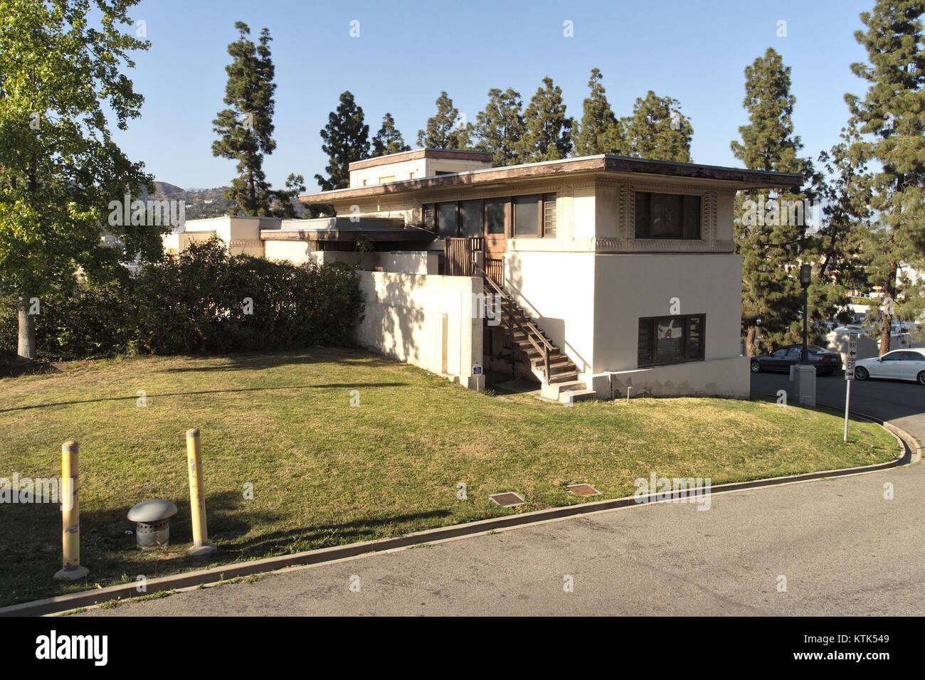 Barnsdall Park Arts Center, situé à Los Angeles, est connu pour son importance architecturale. Cette image du 10 mai 2015 montre la résidence A, conçue par Frank Lloyd Wright, soulignant le design moderniste et l'importance historique du bâtiment. Banque D'Images