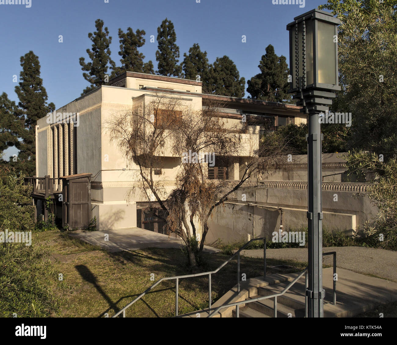 Le Barnsdall Park Arts Center, conçu par Frank Lloyd Wright, est situé à Los Angeles. Cette image du 10 mai 2015 montre la résidence A, une partie de la structure emblématique. Le Arts Center est connu pour son importance architecturale et est un point de repère dans la ville de Los Angeles. Banque D'Images