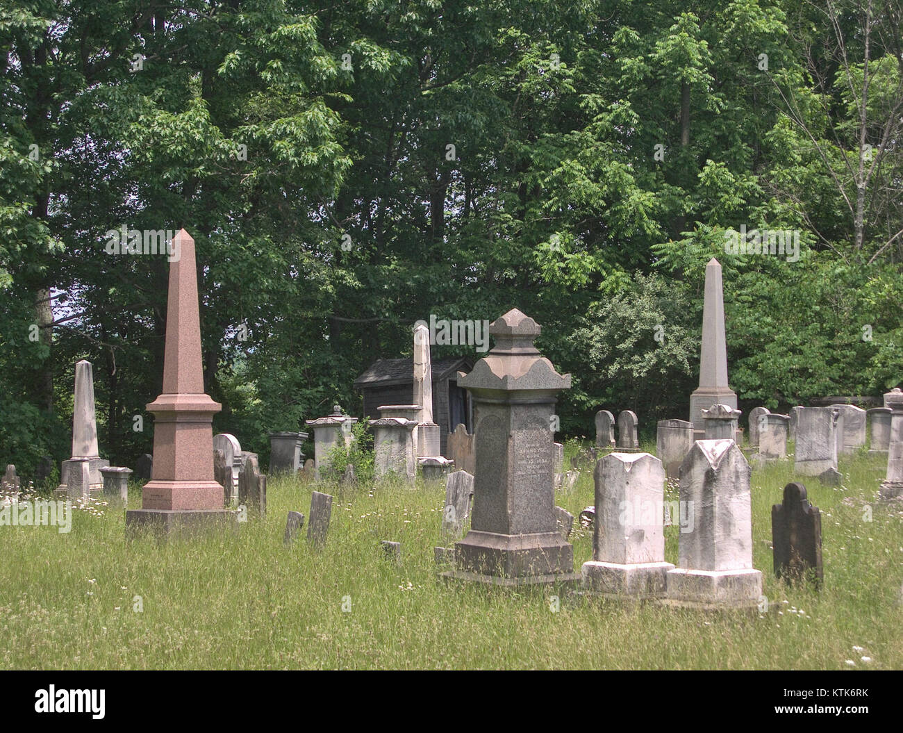 Le cimetière de Bethany, situé aux États-Unis, est un cimetière historique connu pour son environnement paisible et son importance historique. Cette image, prise en juin 2015, montre son paysage serein. Banque D'Images Le cimetière de Bethany, situé aux États-Unis, est un cimetière historique connu pour son environnement paisible et son importance historique. Cette image, prise en juin 2015, montre son paysage serein. Banque D'Images