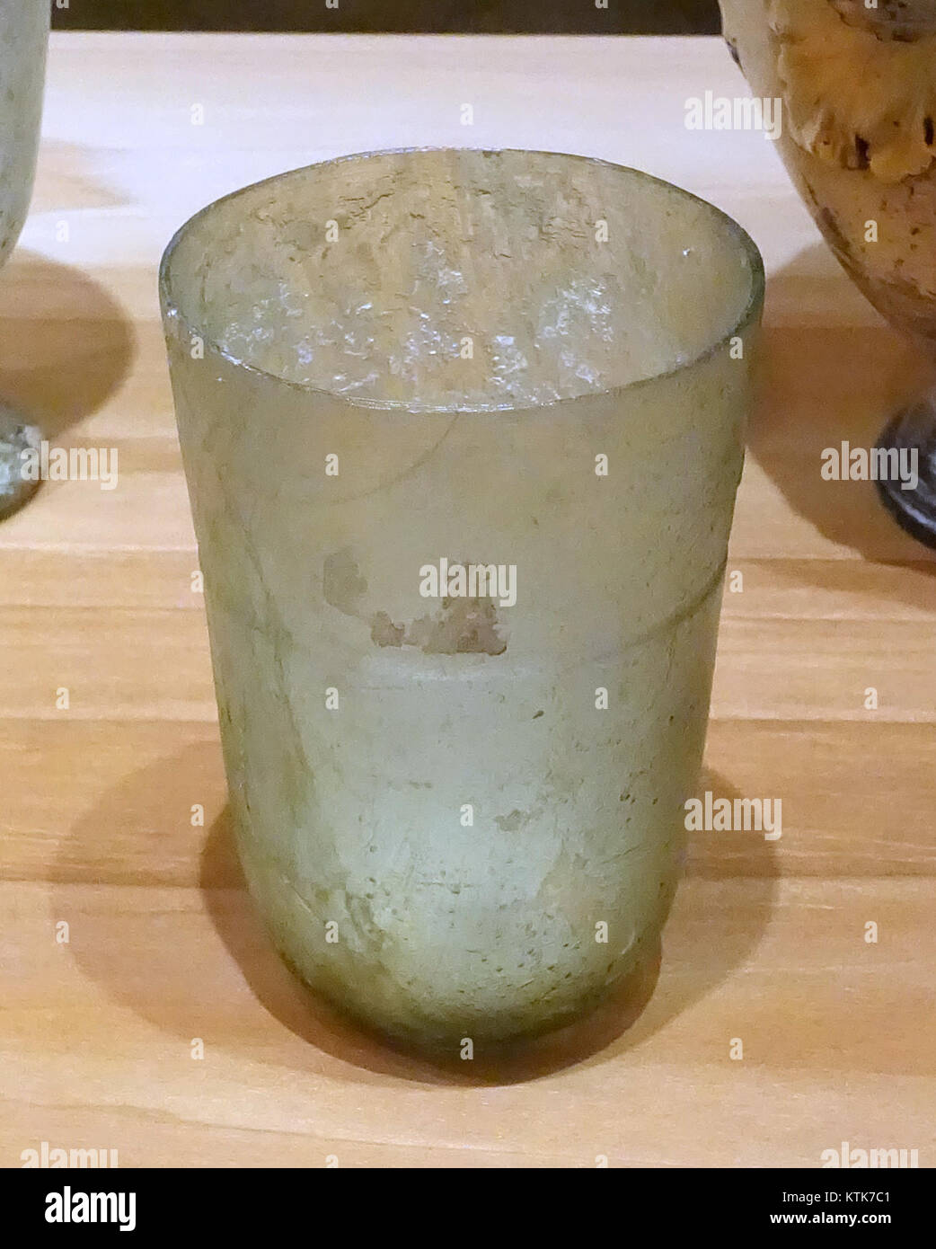 Ce bécher en verre romain, datant du 1er au 4ème siècle après JC, est probablement d'Italie. Il fait partie de la collection du musée Spurlock et donne un aperçu de la production de verrerie romaine et de la vie quotidienne. Banque D'Images