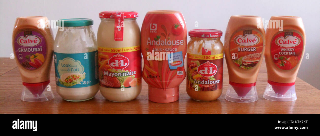 Les sauces belges sont un élément clé de la cuisine belge, connues pour leurs saveurs riches et leur variété. Les sauces comme la mayonnaise, la BÃ©arnaise et la moutarde sont généralement associées à des plats locaux comme les frites et les viandes. Banque D'Images