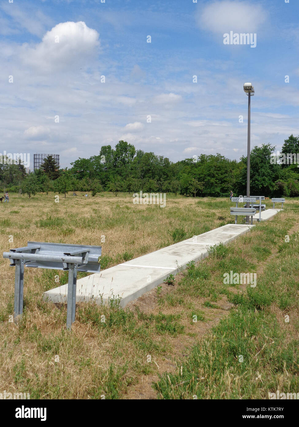 L'image ou le sujet intitulé 'Berlin Concrete EVI 3' fait référence à une scène urbaine mettant en scène des structures en béton à Berlin. Le sujet met en lumière l’utilisation du béton dans l’architecture berlinoise, représentant peut-être la reconstruction post-seconde Guerre mondiale ou le développement urbain moderniste de la ville. Banque D'Images