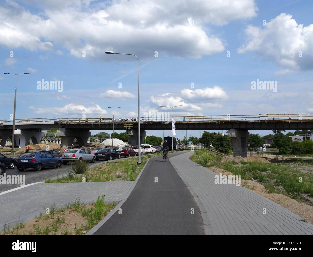Un véhicule de tramway sur une voie surélevée en 2015, capturé dans le cadre d'un développement de transport en commun en cours dans la ville. L'image met l'accent sur le véhicule de tramway en mouvement le long de la structure de voie surélevée, mettant en évidence l'infrastructure de transport public de la ville. Cette photo représente les progrès réalisés dans les systèmes de transport urbain, illustrant l'intégration de la technologie moderne dans les réseaux de transport public. Banque D'Images